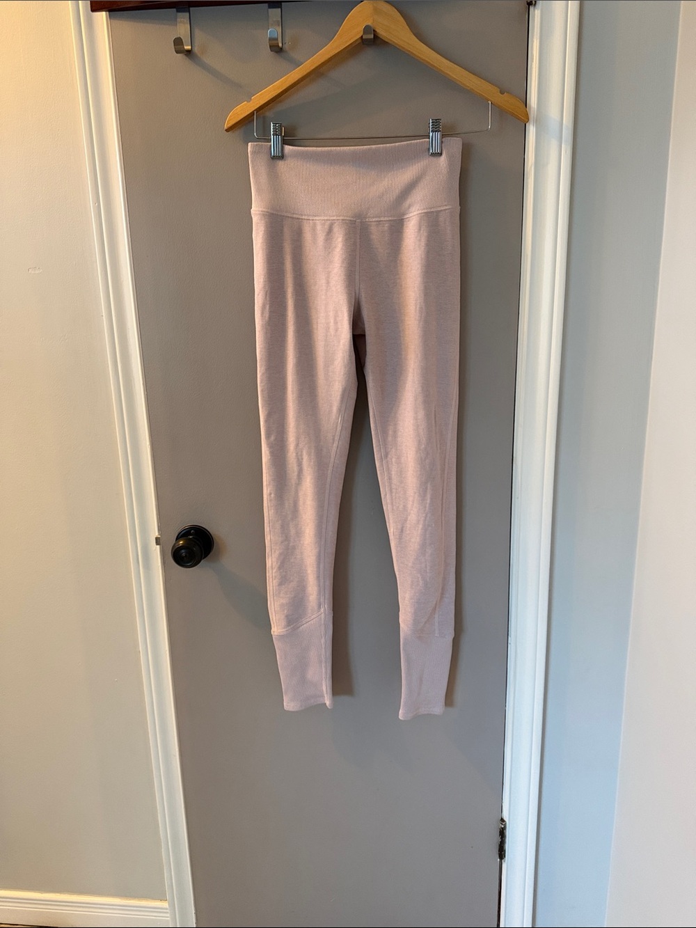 ALO Yoga light pink tights with cuffs like new
